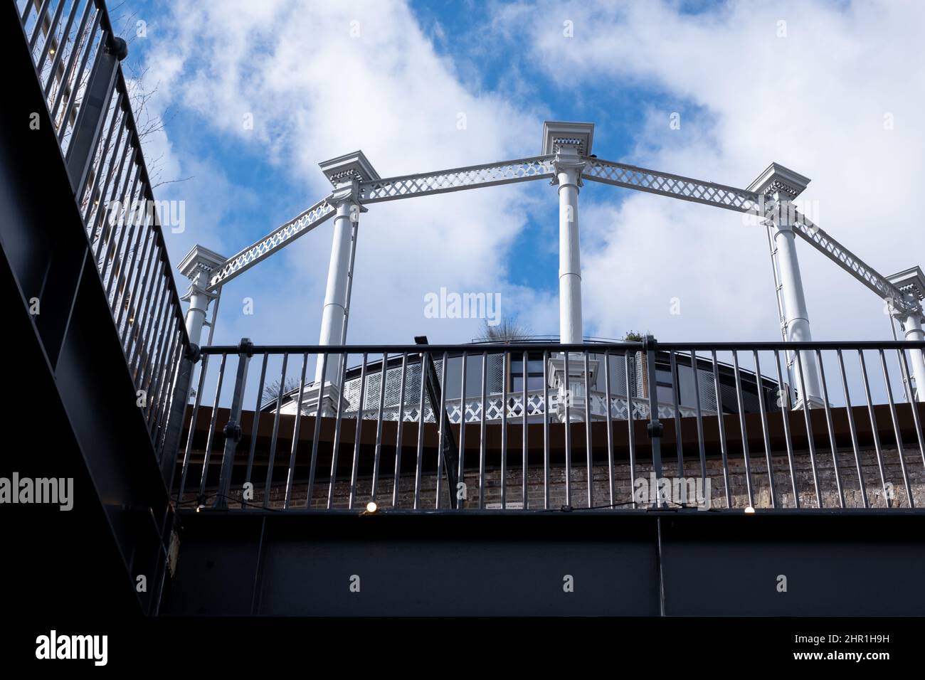 Gasholders building: Blocco di appartamenti costruiti all'interno di disusato storico vittoriano detentore di gas a King's Cross, Londra UK. Fotografato da Coal Drops Yard. Foto Stock