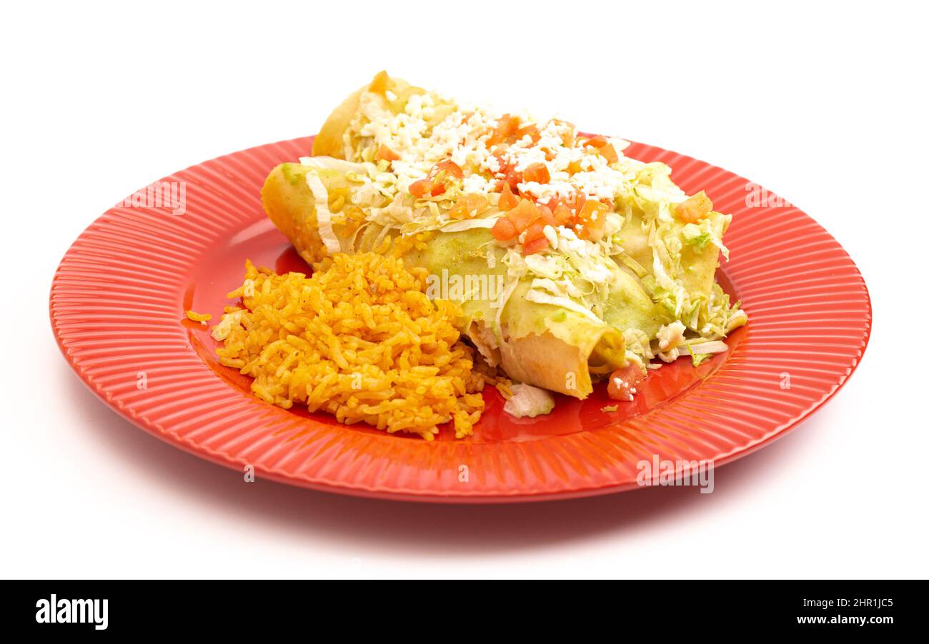 Un paio di Enchiladas Mexicana con riso stagionato isolato su sfondo bianco Foto Stock