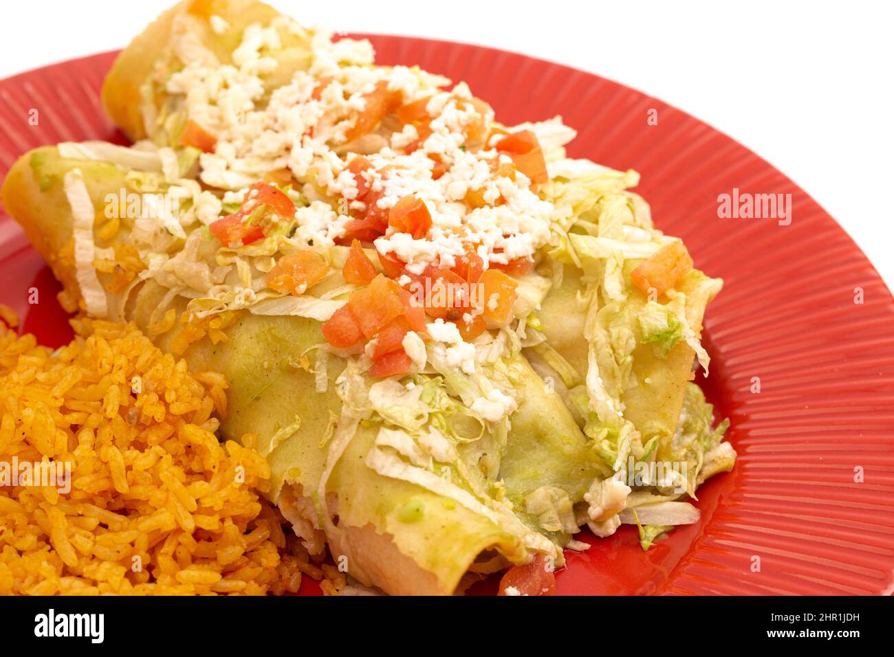 Un paio di Enchiladas Mexicana con riso stagionato isolato su sfondo bianco Foto Stock