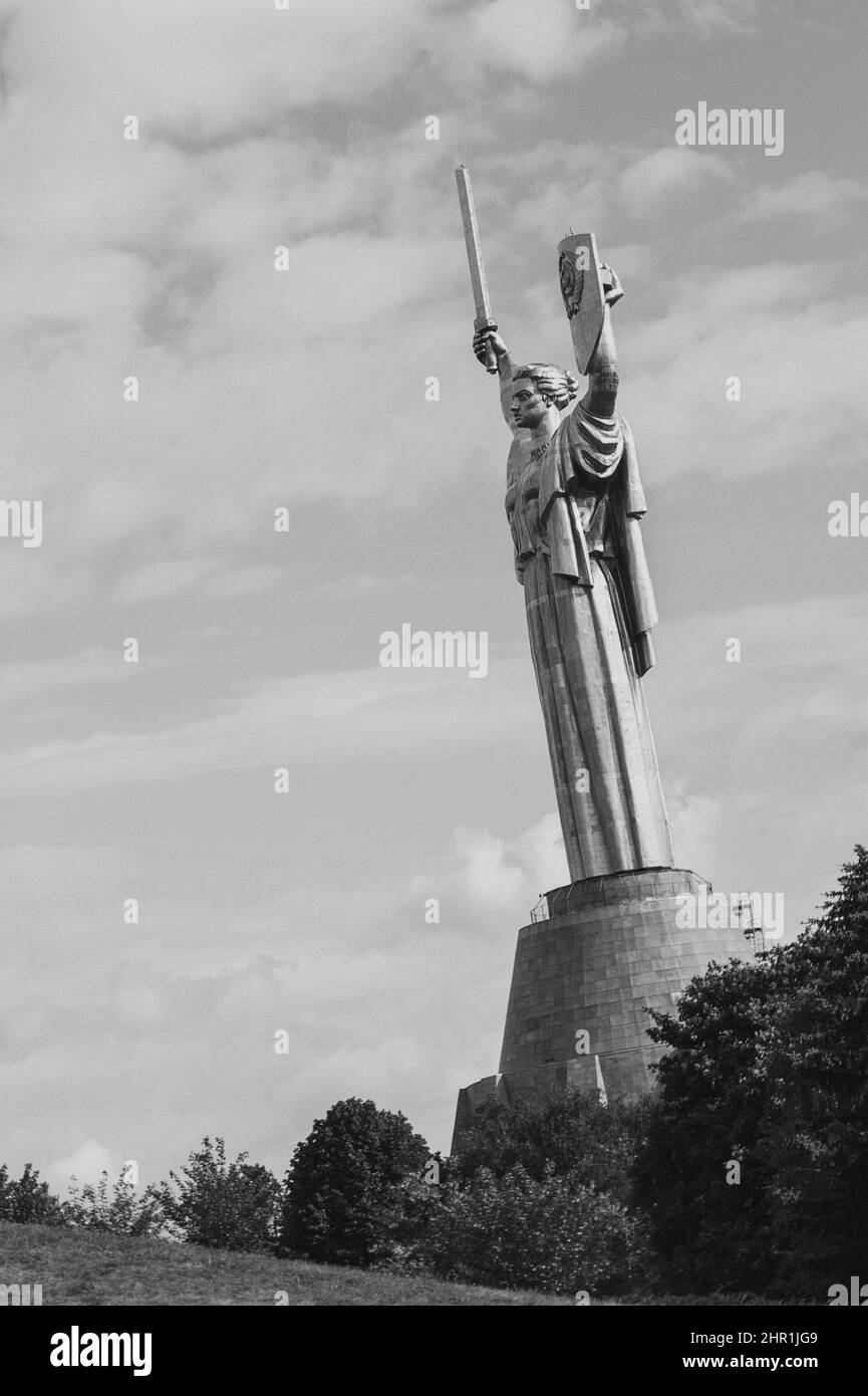 Kiev-Ucraina, 25 febbraio 2021: Statua del Monumento della madrepatria con una spada e uno scudo nel Parco Naroditsky di Kiev, Ucraina Foto Stock
