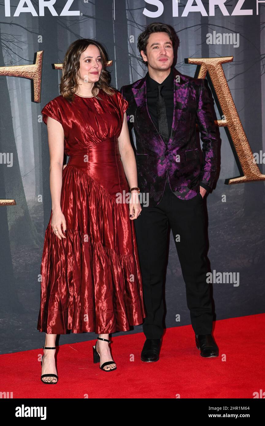 Alexander Vlhos e Julia Huard hanno fatto la loro parte alla mostra di costumi "Outlander" Season Six Premiere presso la Royal Albert Hall, Londra, Regno Unito, il 24th 2022 febbraio. Foto Stock