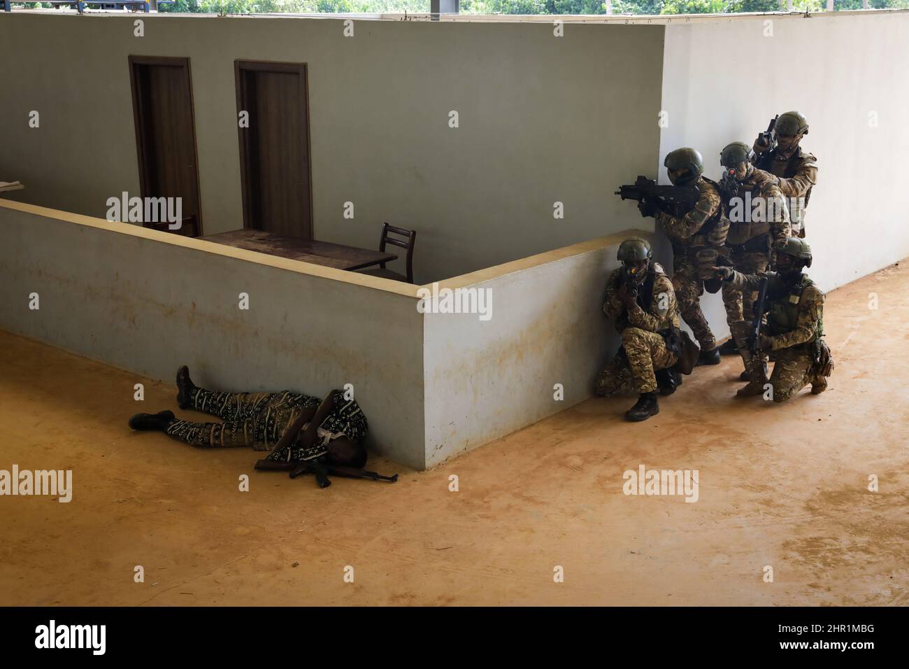 Côte Côte d'Avorio soldati delle forze speciali conducono un raid a Flintlock, in Costa d'Avorio, il 24 febbraio 2022. Flintlock aiuta a rafforzare la capacità degli alleati e dei partner di contrastare l'estremismo violento e di garantire la sicurezza per il loro popolo. (STATI UNITI Foto dell'esercito di Sgt. Kacie Benak) Foto Stock