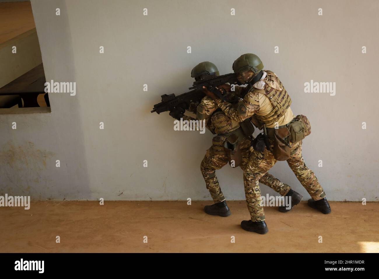 Côte Côte d'Avorio i soldati delle forze speciali entrano in un edificio durante un raid a Flintlock, in Costa d'Avorio, il 24 febbraio 2022. Flintlock aiuta a rafforzare la capacità degli alleati e dei partner di contrastare l'estremismo violento e di garantire la sicurezza per il loro popolo. (STATI UNITI Foto dell'esercito di Sgt. Kacie Benak) Foto Stock