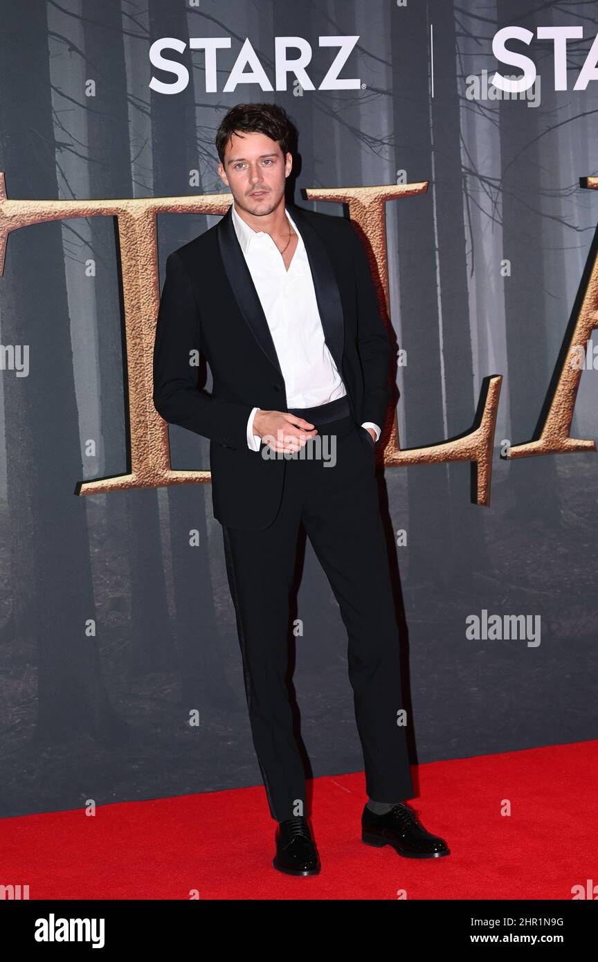 Cesar Domboy si esibì alla Stagione “Outlander” sei costumi Premiere al Royal Albert Hall di Londra UK il 24th 2022 febbraio. Foto Stock