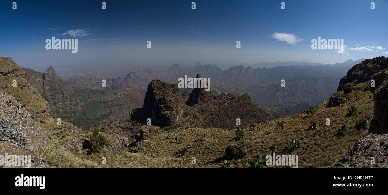 Panorama paesaggistico del Parco Nazionale delle montagne Simien nelle Highlands dell'Etiopia settentrionale. Foto Stock