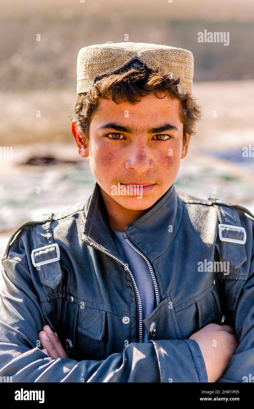 Un ragazzo in un mercato afghano a Tarin Kot, Afghanistan Foto Stock