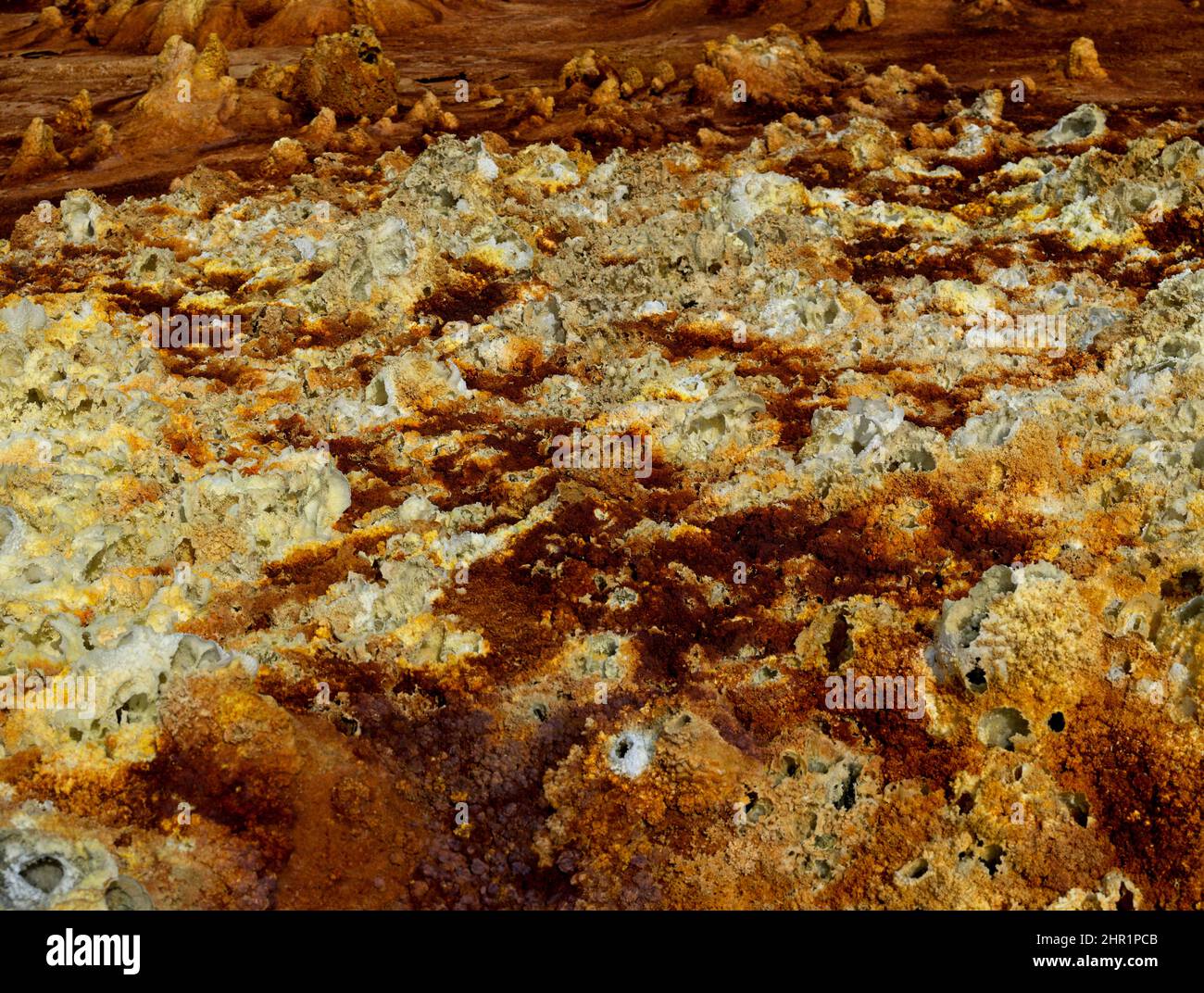 Panorama di colori surreali e Marte come paesaggio creato da sorgenti di zolfo nel luogo più caldo della terra, la depressione Danakil nella regione Afar Foto Stock
