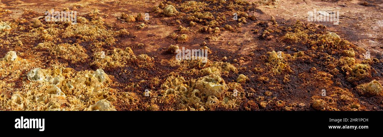 Panorama di colori surreali e Marte come paesaggio creato da sorgenti di zolfo nel luogo più caldo della terra, la depressione Danakil nella regione Afar Foto Stock