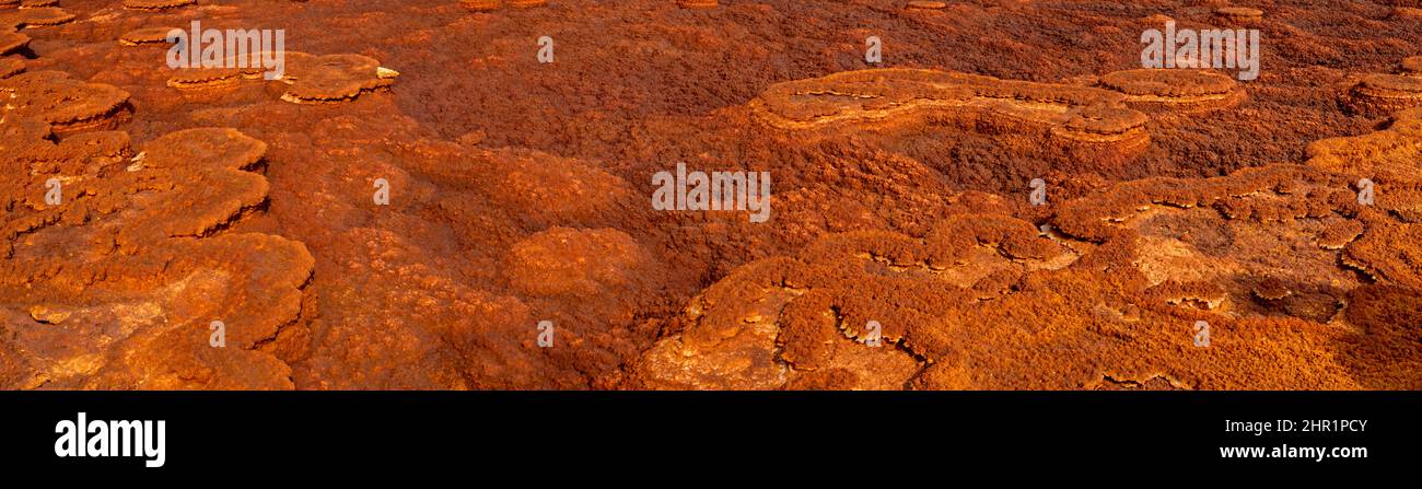 Panorama di colori surreali e Marte come paesaggio creato da sorgenti di zolfo nel luogo più caldo della terra, la depressione Danakil nella regione Afar Foto Stock