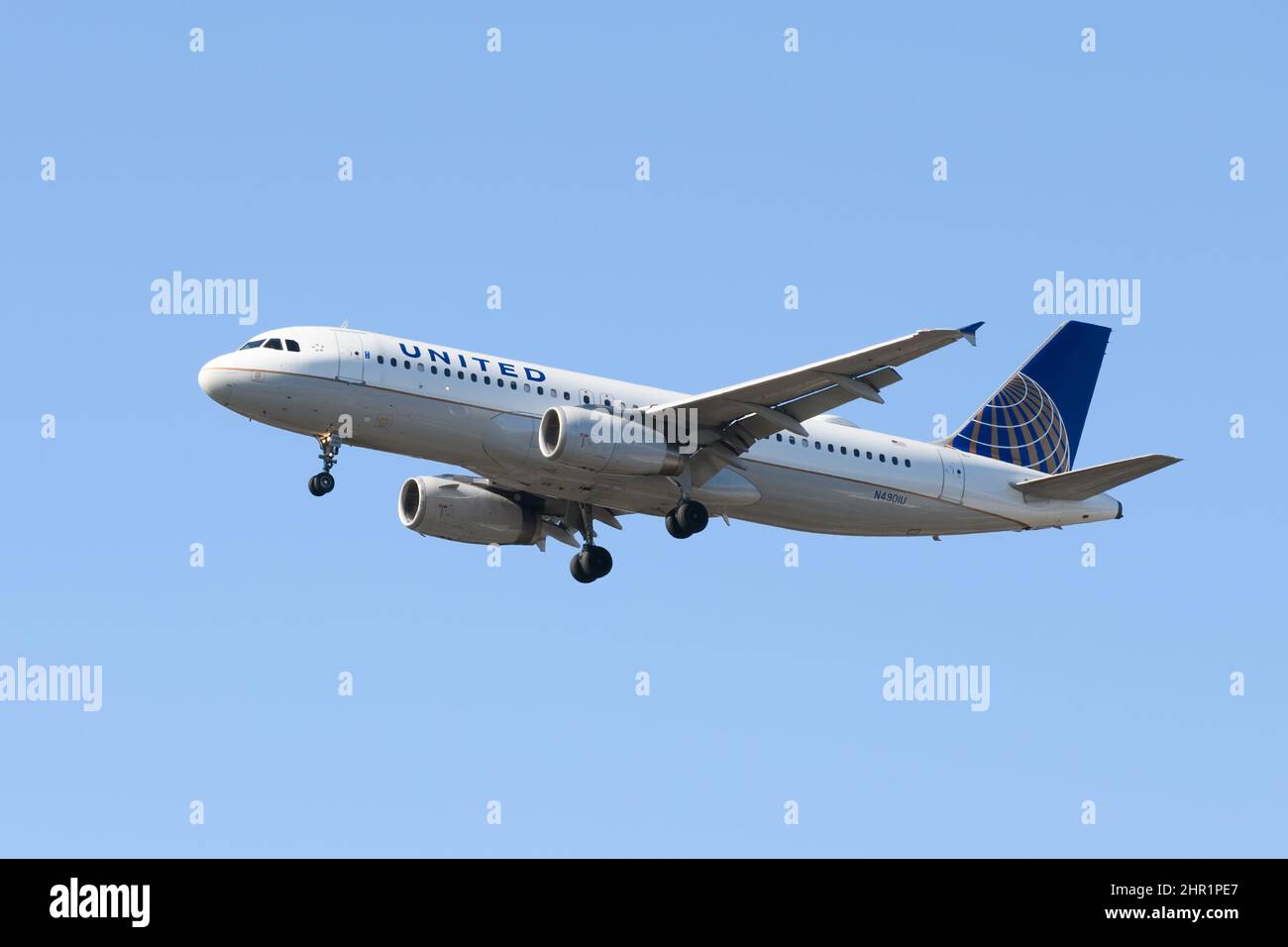 SeaTac, WA, USA - 23 febbraio 2022; United Airlines Airbus A320 200 sull'approccio finale all'atterraggio contro un cielo azzurro Foto Stock