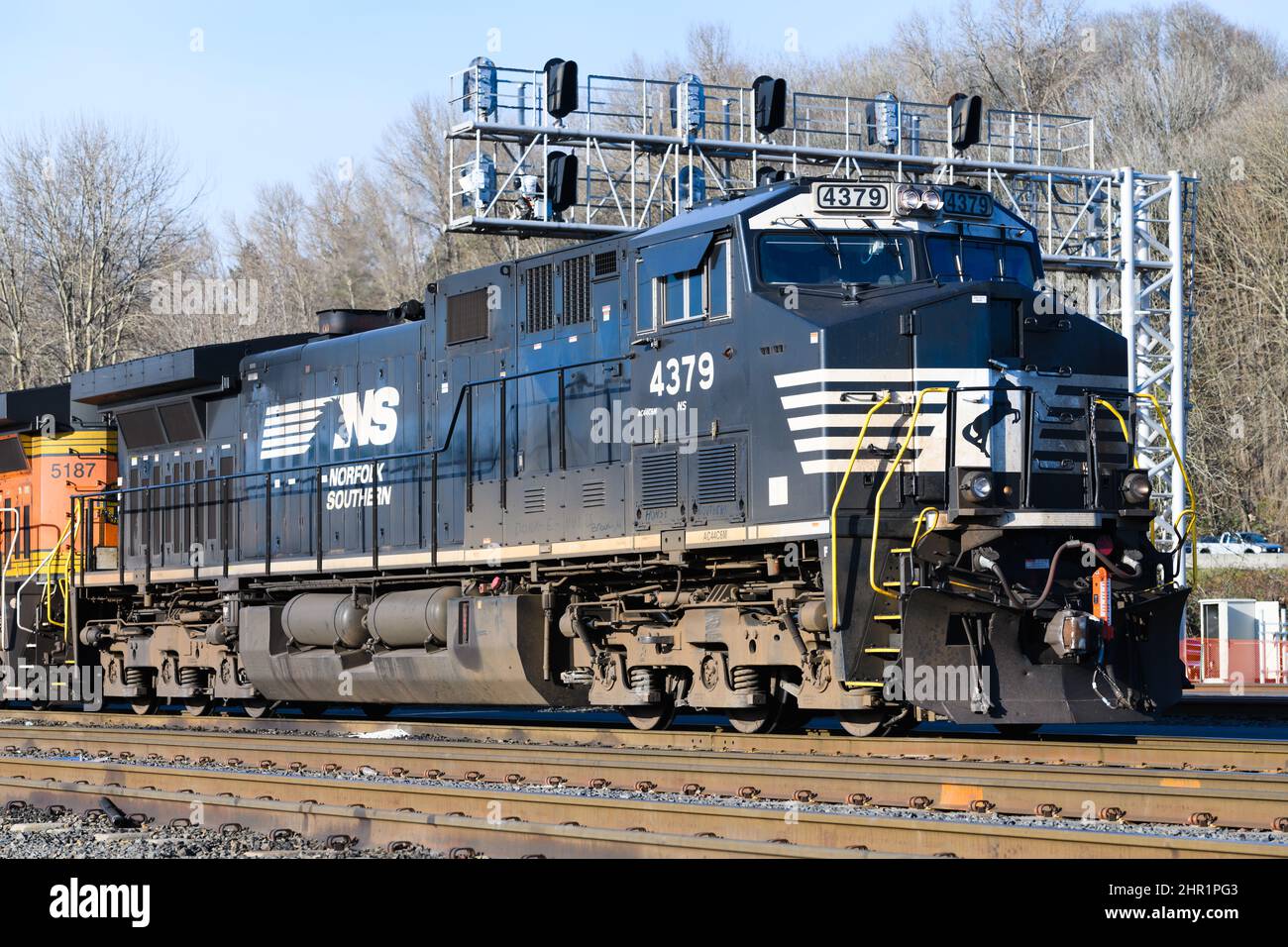 Seattle, WA, USA - 23 febbraio 2022; locomotiva Norfolk Southern con logo cavallo sotto un portale di segnalazione a Seattle Foto Stock