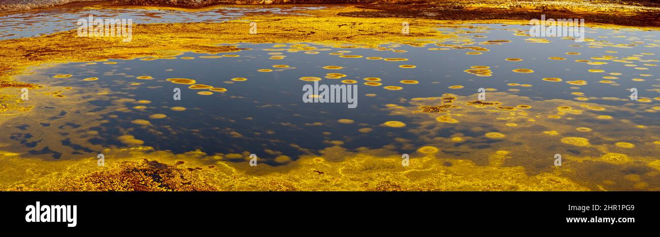 Panorama di colori surreali e Marte come paesaggio creato da sorgenti di zolfo nel luogo più caldo della terra, la depressione Danakil nella regione Afar Foto Stock