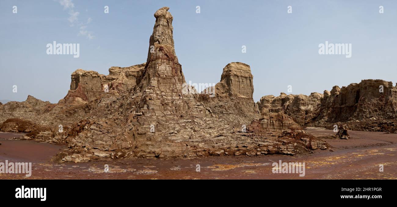 Panorama di colori surreali e Marte come paesaggio creato da sorgenti di zolfo nel luogo più caldo della terra, la depressione Danakil nella regione Afar Foto Stock