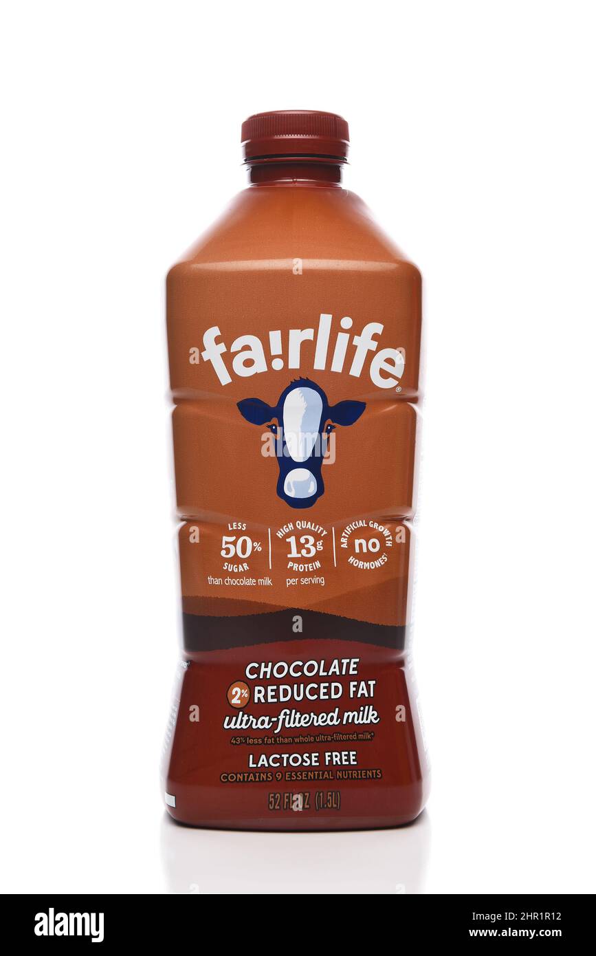 IRVINE, CALIFORNIA - 24 FEB 2022: Una bottiglia di latte Fairlife, grasso ridotto al cioccolato, senza lattosio. Foto Stock