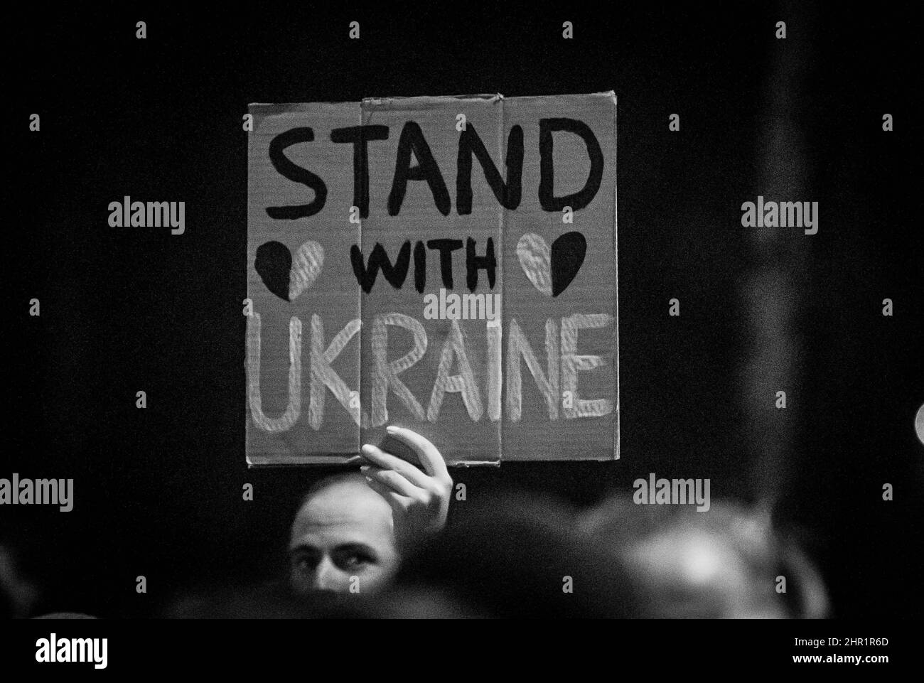 Monaco, Baviera, Germania. 24th Feb 2022. Insieme a innumerevoli manifestazioni in tutto il mondo, russi, ucraini, tedeschi e persone provenienti da tutto il mondo si sono incontrati nei pressi del Consolato russo di Monaco, Germania, per protestare contro l'invasione russa dell'Ucraina. Molti presenti hanno attirato l'attenzione sul fatto che l'UE non ha trattato Putin né Lukashenko della Bielorussia, che sono entrambi i belligeranti di questa guerra. La comunità Ucraina ha lanciato un monito al mondo affinché finalmente prenda sul serio la minaccia russa di espansione e mantenga Putin non si fermerà. (Credit Image: © Sachelle Babbar/ZUMA Foto Stock