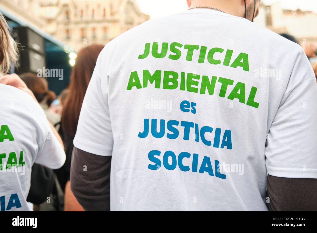 CABA, Buenos Aires, Argentina; 24 settembre 2021: Sciopero climatico globale, persona irriconoscibile con un messaggio sulla schiena: La giustizia ambientale è sociale Foto Stock