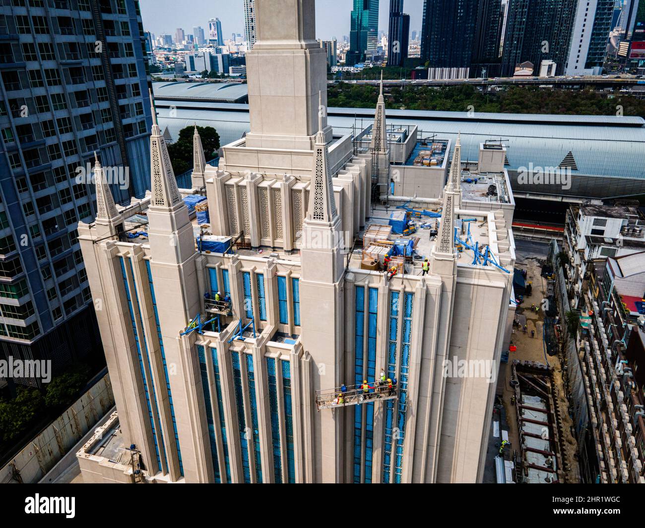 Bangkok, Tailandia. 24th Feb 2022. (NOTA DEI REDATTORI: Immagine scattata con il drone) Vista dei lavoratori dell'equipaggio di costruzione, lavorando al tempio della Chiesa di Gesù Cristo dei Santi degli ultimi giorni (LDS) nel quartiere centrale degli affari di Bangkok.vita quotidiana intorno a Bangkok come la Thailandia si prepara a rilassarsi requisiti per il programma 'Test and Go', il suo sistema di ingresso senza quarantena per i turisti internazionali completamente vaccinati. L'alleggerimento dei requisiti di accesso avviene quando il paese sta vivendo un'impennata di infezioni COVID-19, in media oltre 20.000 casi segnalati al giorno. Credit: SOPA Images Limited/Alamy Live News Foto Stock