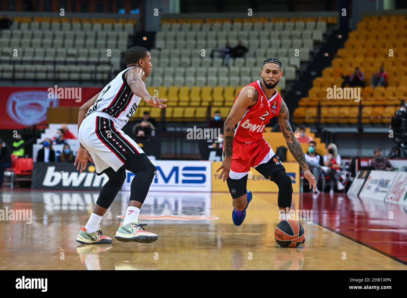 ATENE, GRECIA - FEBBRAIO 24: Tyler Dorsey, #2 di Olympiacos Piraeus durante la gara della stagione Regular Season Round 27 della Turkish Airlines Eurolega tra Olympiacos Piraeus e AX Armani Exchange Milano al Peace and Friendship Stadium il 24 Febbraio 2022 ad Atene, Grecia. Credit: Stefanos Kyriazis/Alamy Live News Foto Stock