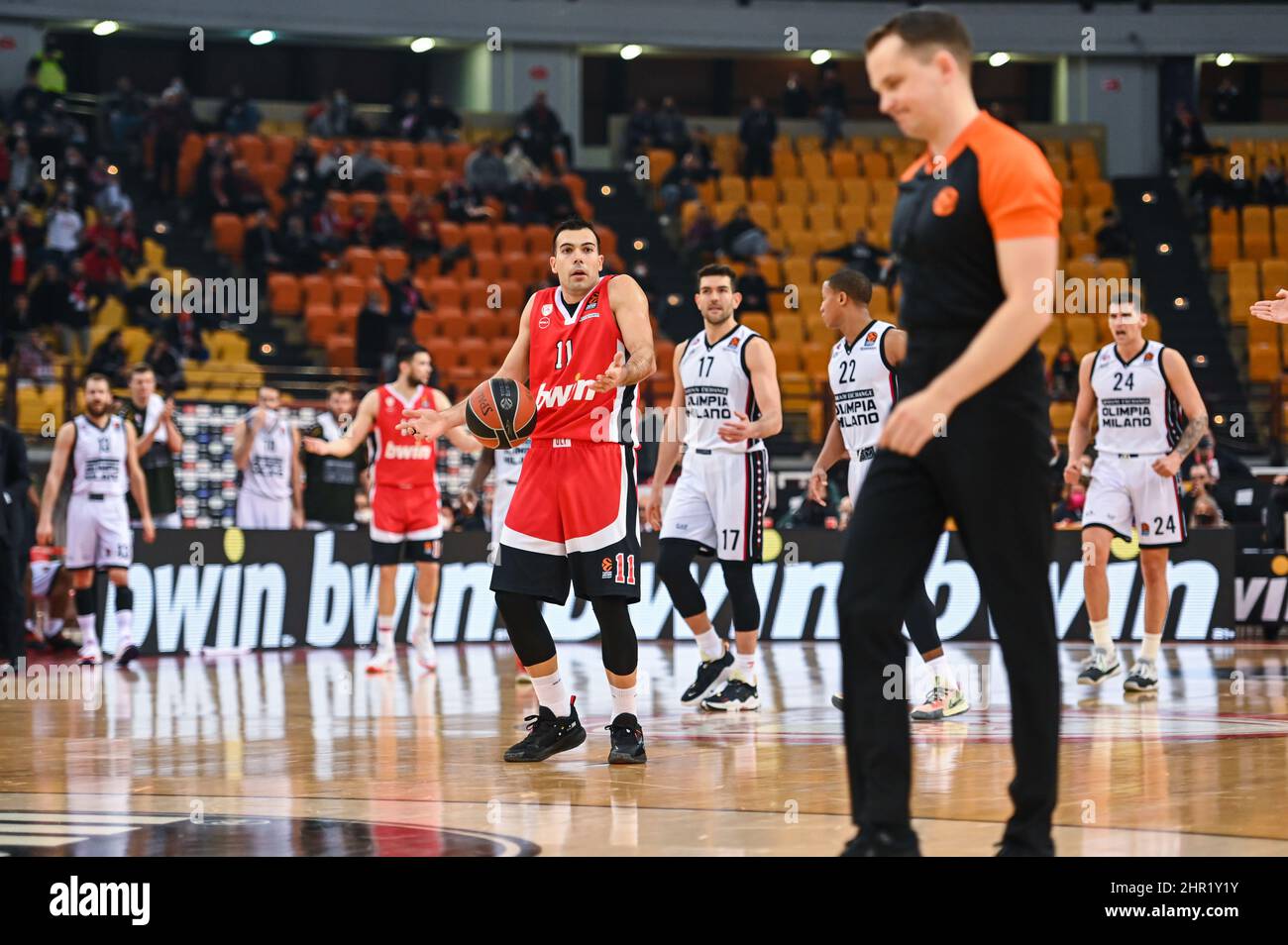 ATENE, GRECIA - FEBBRAIO 24: Kostas Sloukas, #11 di Olympiacos Pireo durante la gara della stagione Regular Season Round 27 della Turkish Airlines Eurolega tra Olympiacos Pireo e AX Armani Exchange Milano al Peace and Friendship Stadium il 24 febbraio 2022 ad Atene, Grecia. Credit: Stefanos Kyriazis/Alamy Live News Foto Stock