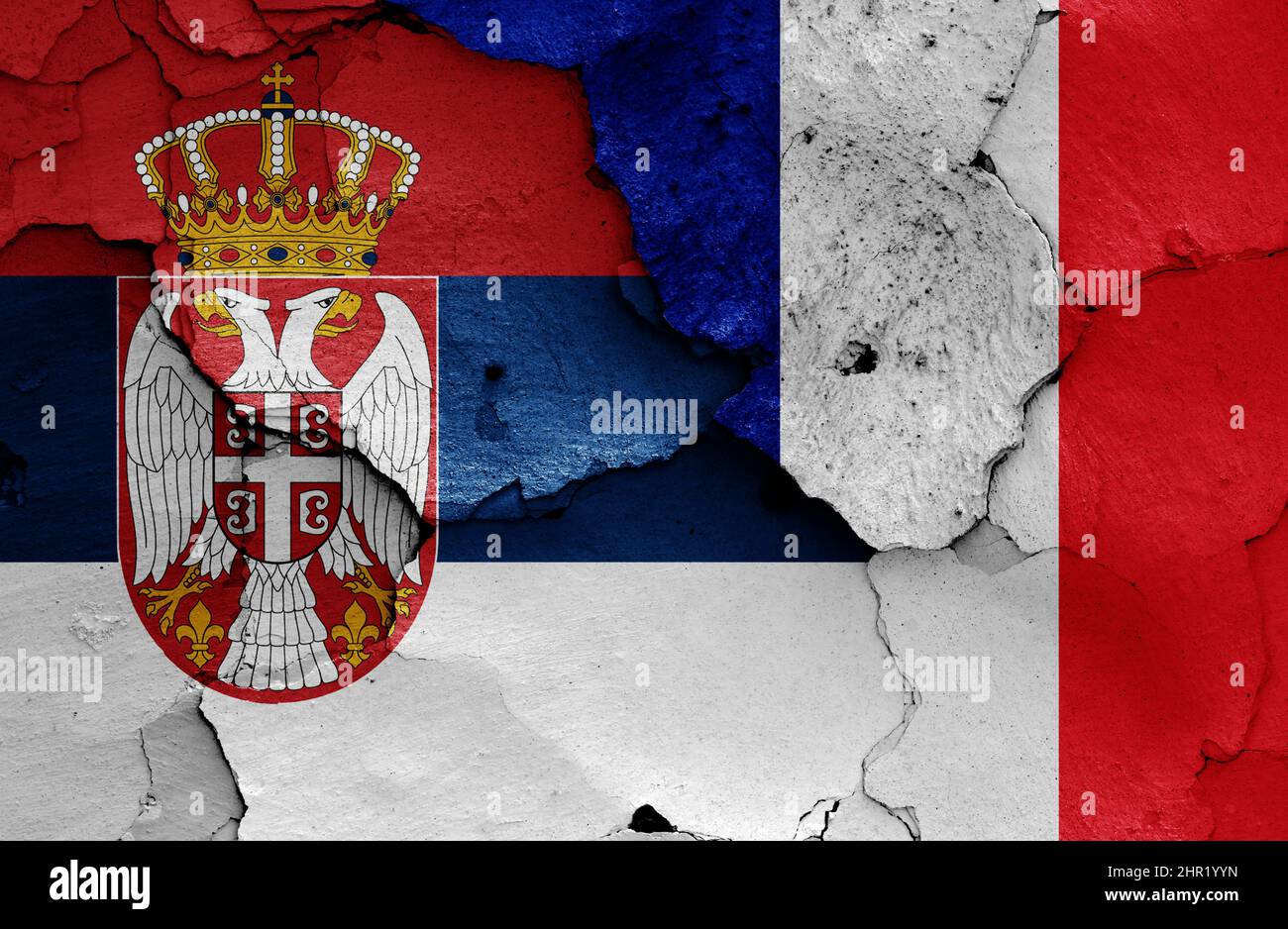 Bandiere di Serbia e Francia dipinte su pareti incrinate Foto Stock