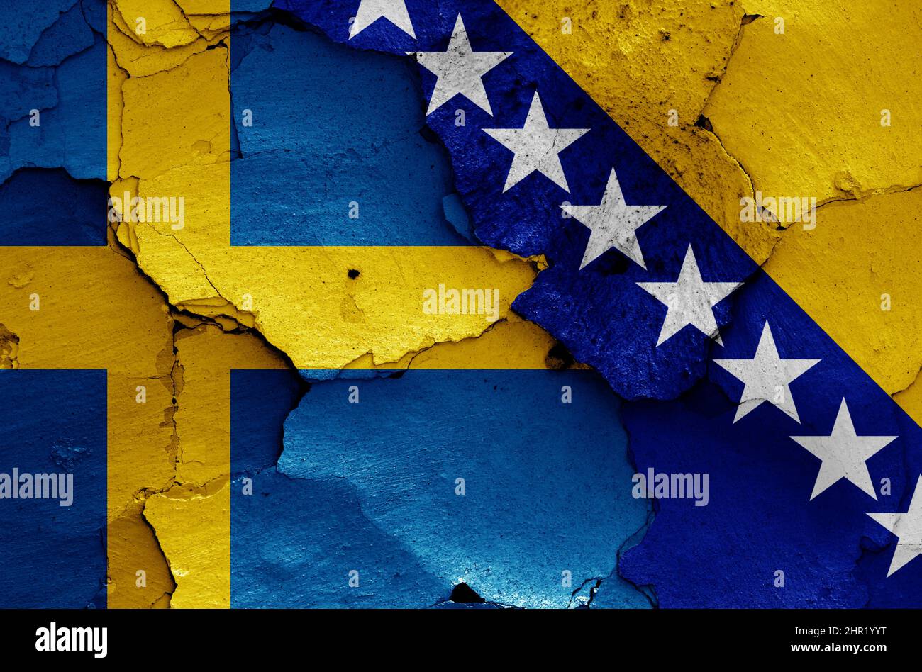 Bandiere di Svezia e Bosnia-Erzegovina dipinte su pareti incrinate Foto Stock