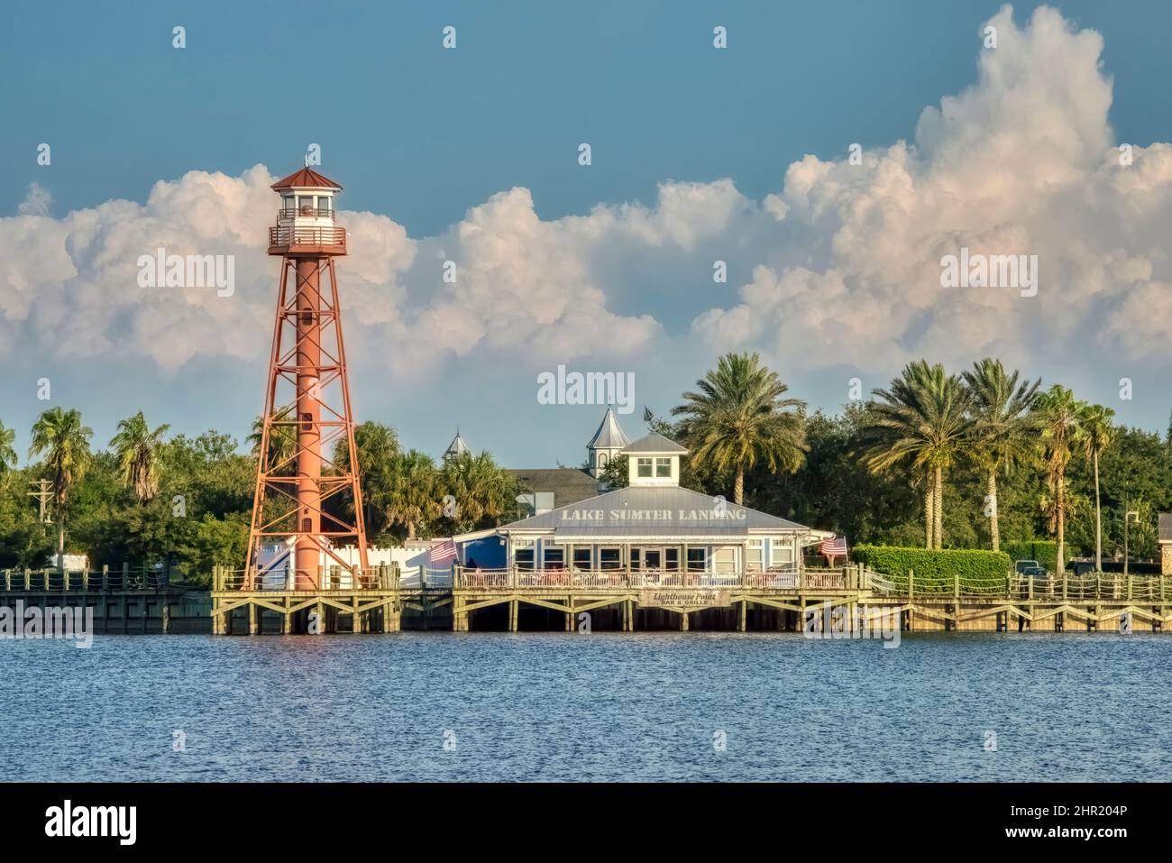 Vista del lago Sumter Landing nei villaggi, Florida dal campo da golf Arnold Palmer Legends Foto Stock