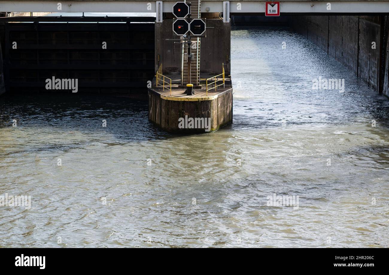 Stoccarda, Germania. 17th Feb 2022. I segnali luminosi sono rossi al blocco dello sbarramento di Cannstatt sul fiume Neckar. L'acqua sta andando bene, il pesce meno così. Soprattutto, l'espansione della navigazione sul Neckar ha causato una notevole riduzione degli stock ittici locali. (A dpa 'Neckar - dall'acqua selvaggia ad una catena di laghi con meno e meno specie native di pesci ') accreditamento: Marijan Murat/dpa/Alamy Live News Foto Stock