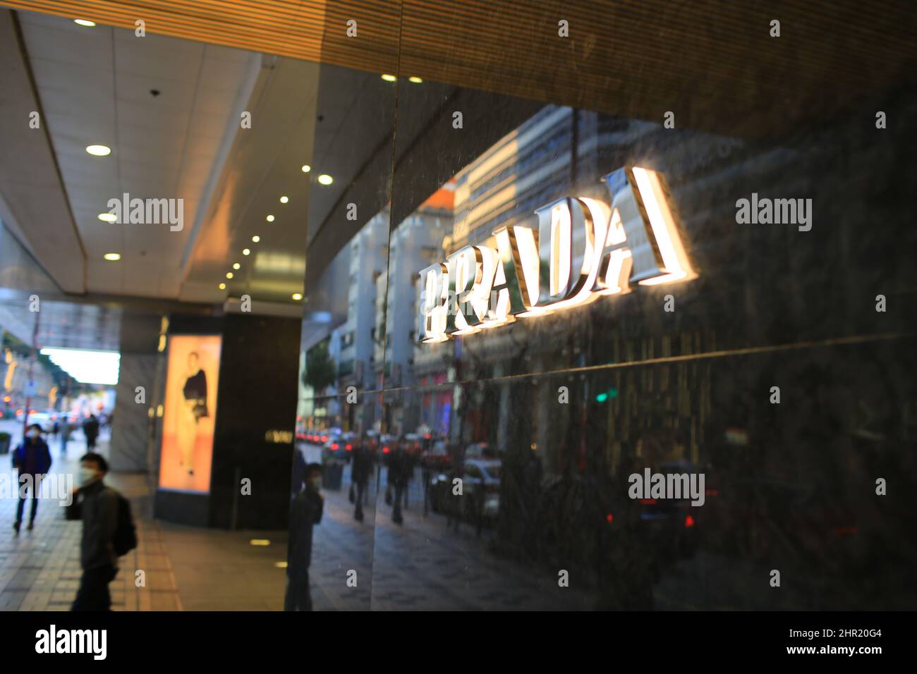 Hong Kong - Febbraio 26 2022: Ammiraglia Prada a tsim sha tsui. Il retail è debole a hong kong dopo l'inflessione dell'onda 5th Foto Stock