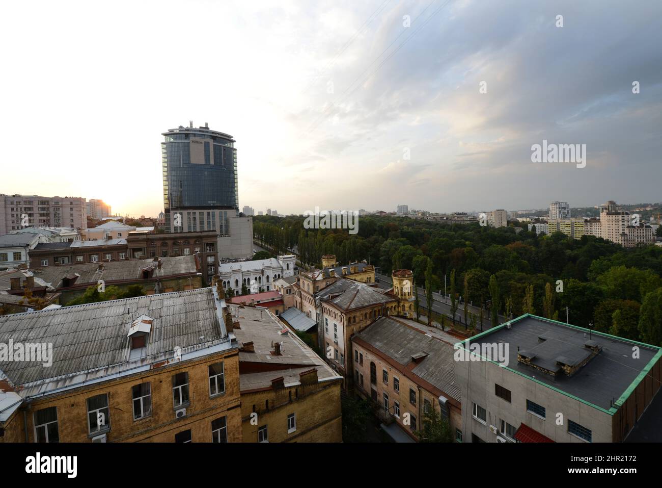 Una vista del Tarasa Shevchenko Blvd con l'hotel Hilton sullo sfondo. Kiev, Ucraina. Foto Stock