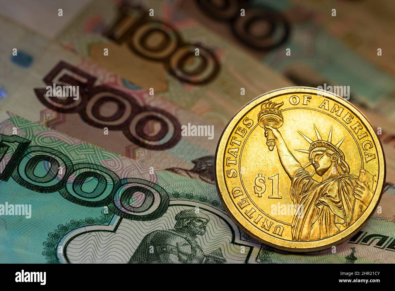 Banconote ruble russe e US Dollar Inflation 1000 500 100 50 Macro Shot Foto Stock