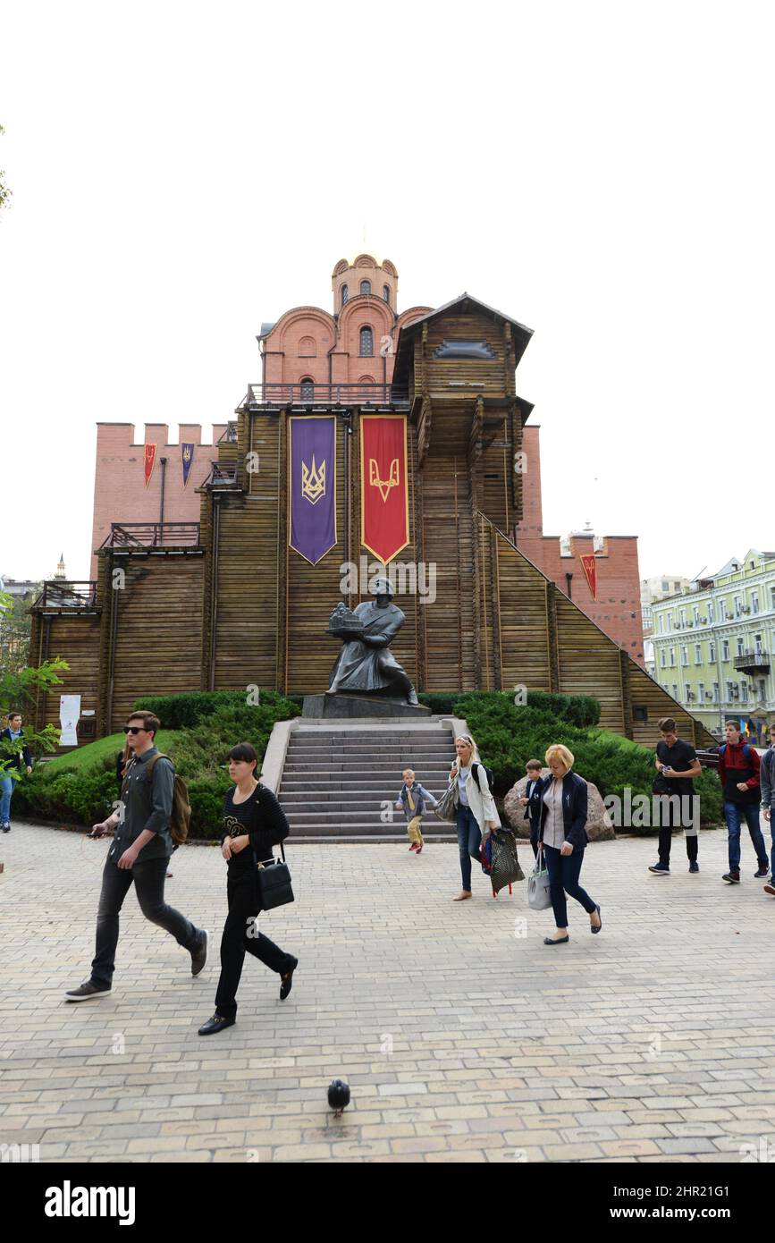 La porta d'Oro è una replica del 1980s della porta d'Oro del 11th secolo, l'ingresso principale fortificato della città medievale. Kiev, Ucraina. Foto Stock
