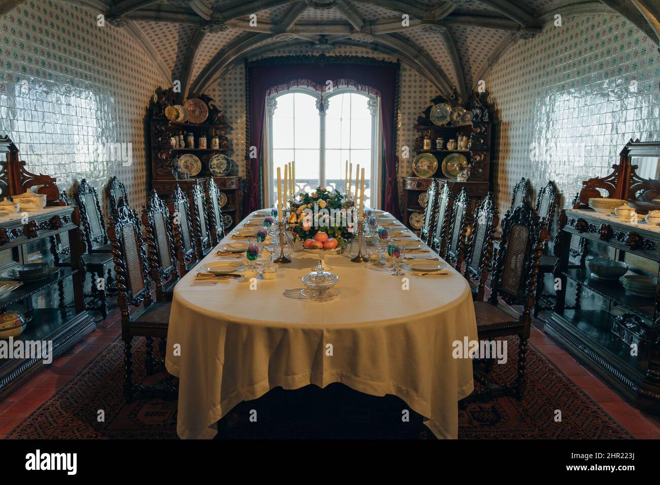 Sala da pranzo all'interno del Palazzo Romantico pena a Sintra, Portogallo Dicembre 2021 Foto Stock