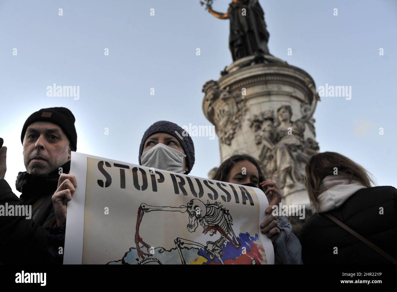 GLI UCRAINI A PARIGI PROTESTANO CONTRO L'INVASIONE RUSSA DELLA FRANCIA. PARIGI (75) 2022.02.24TH. PLACE DE LA REPUBLIQUE. SUPPORTARE IL RALLY IN UCRAINA Foto Stock