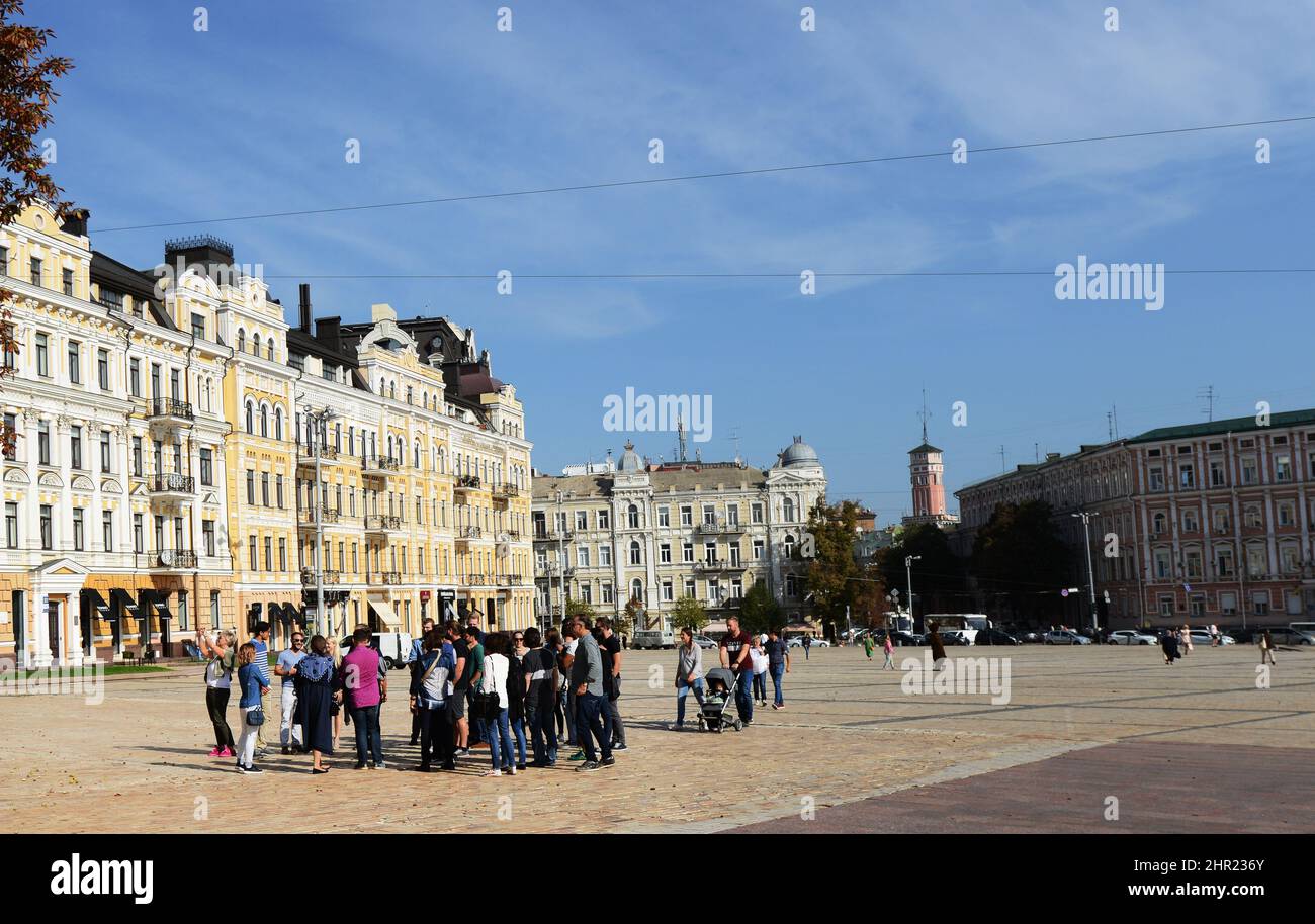 Un gruppo di turisti che ricevono spiegazioni dalla loro guida in Piazza Sophia a Kiev, Ucraina. Foto Stock