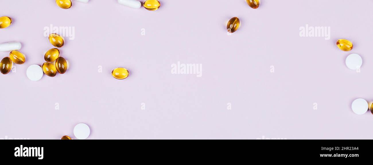 Primo piano vitamine e integratori su sfondo viola. Compreso vitamina D3, zinco. Concetto di stile di vita sano. Spazio di copia. Banner Foto Stock