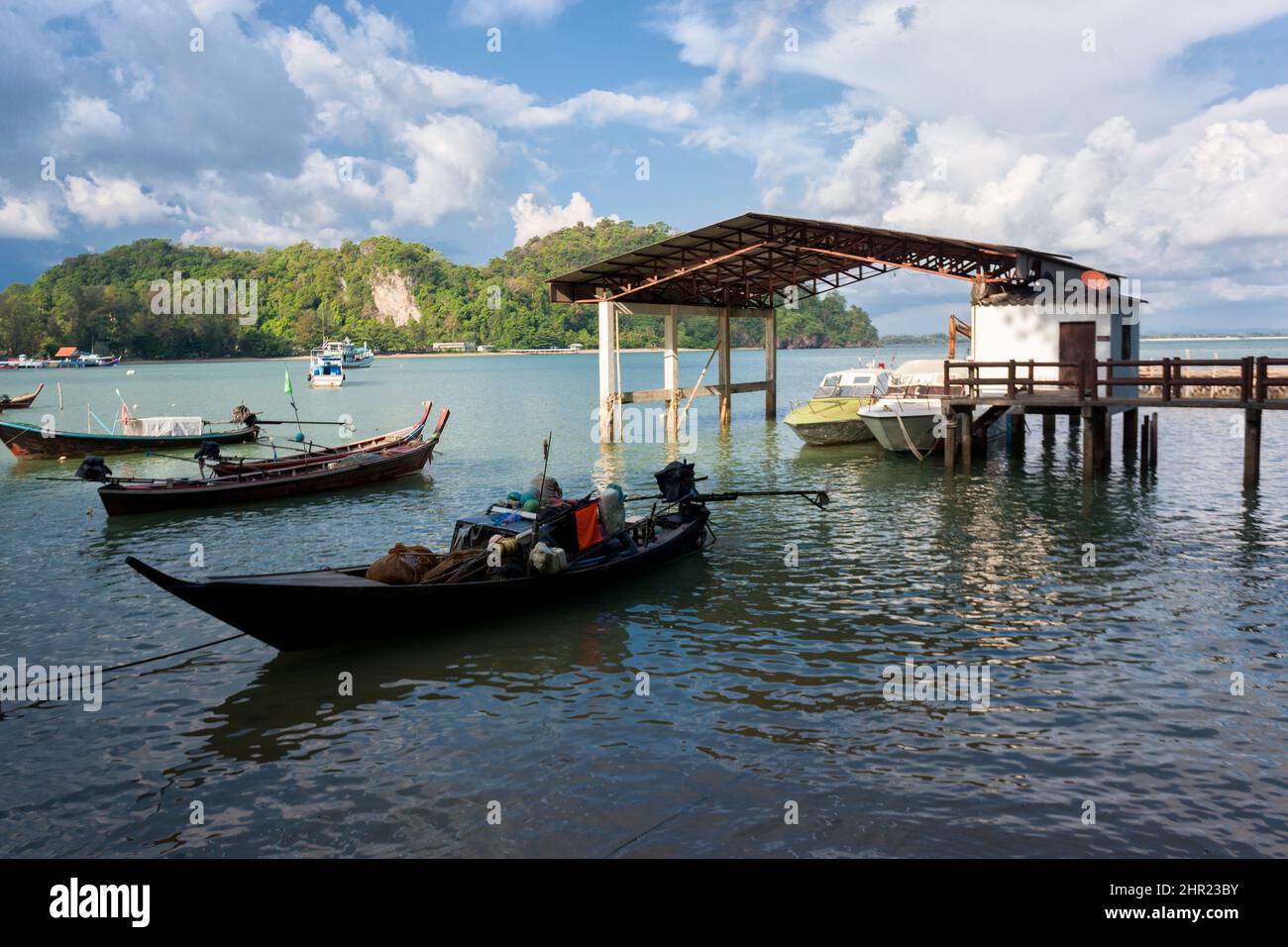 Barca da pesca galleggiante in mare Foto Stock