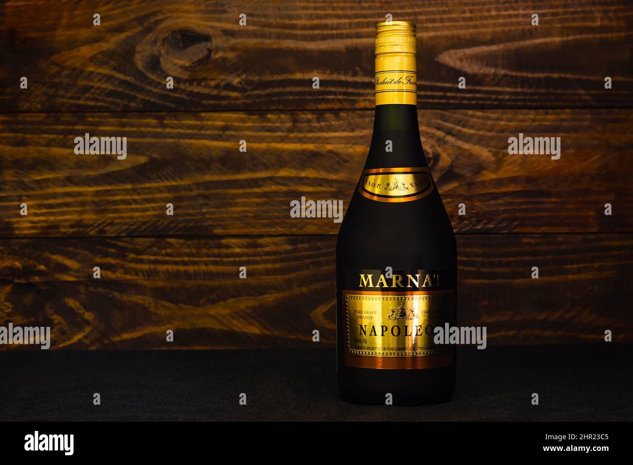 Bottiglia di brandy francese MARNAT Napoleone VSOP su sfondo di legno scuro. Profumo aromatico di cognac abbonda con note di frutta matura. Russia, Krasnod Foto Stock