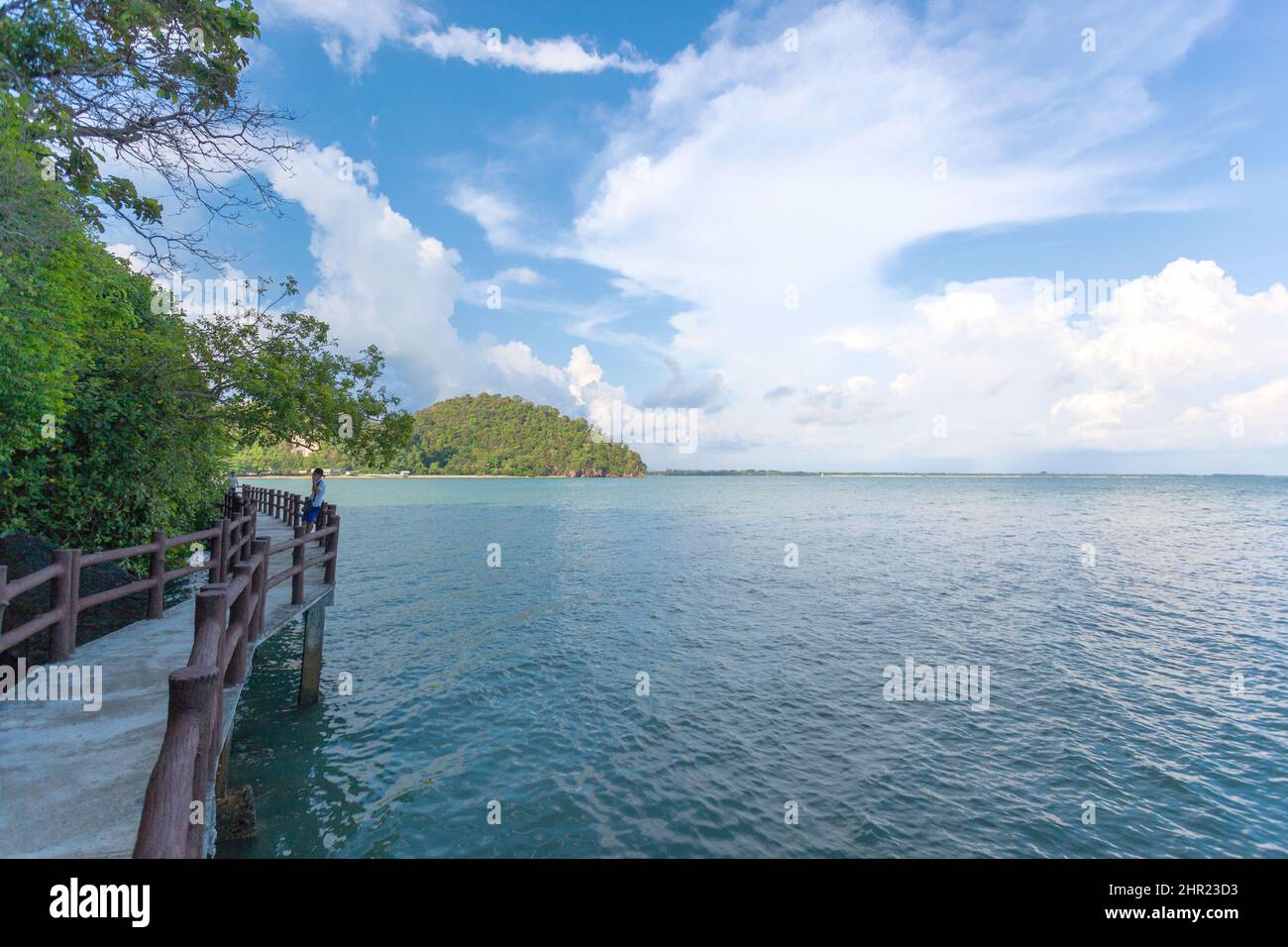 Il lungomare passerella lungo il bordo del mare Foto Stock