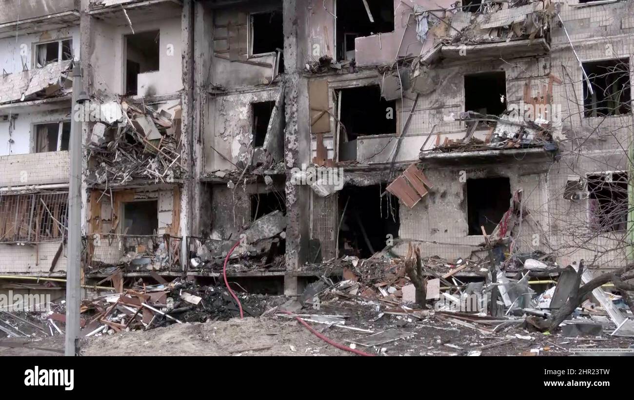 Screengrab dal video mostra un edificio di appartamenti pesantemente danneggiato dopo attacchi di razzo notturno da parte delle forze russe sulla capitale del paese Kiev, Ucraina 25 febbraio 2022. Reuters TV tramite REUTERS Foto Stock