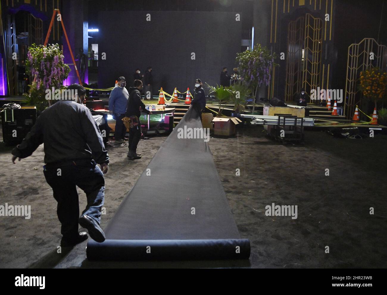 Santa Monica, Stati Uniti. 25th Feb 2022. I lavoratori preparano l'interno in cui la cerimonia dei SAG Awards sarà in telecast durante l'annuale 28th attori schermo Guild Awards Media Preview Day al Barker Hangar di Santa Monica, California, giovedì 24 febbraio 2022. I SAG Awards saranno in diretta su TNT e TBS domenica 27th febbraio. Foto di Jim Ruymen/UPI Credit: UPI/Alamy Live News Foto Stock