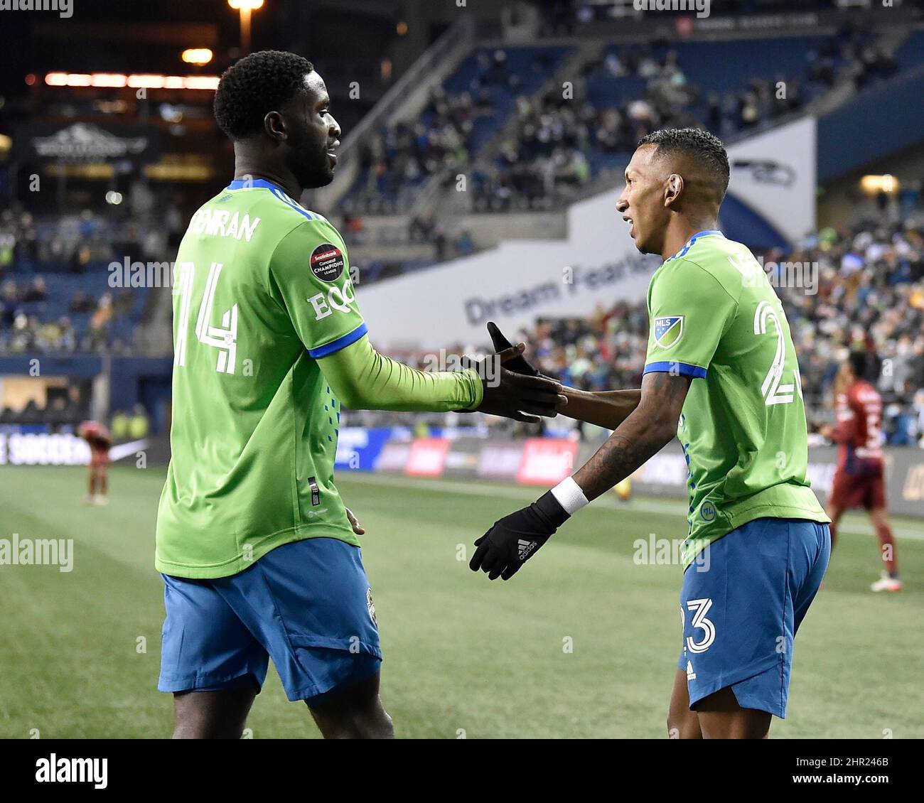 Seattle, WA, Stati Uniti. 24th Feb 2022. Seattle Sounders Forward Leo Chu e Seattle Sounders Forward Samuel Adeniran celebrano un Chu Goal durante la partita di calcio MLS tra FC Motagua e Seattle Sounders al Lumen Field di Seattle, Washington. I fondatori sconfissero il FC Montagua 5-0. Steve Faber/CSM/Alamy Live News Foto Stock