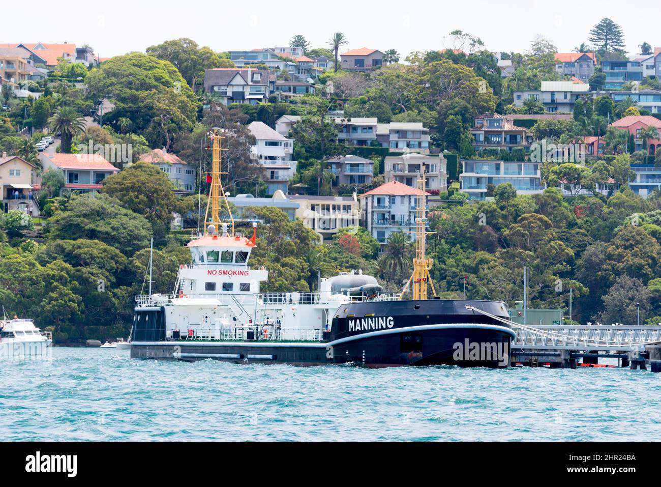 In un punto di rifornimento delle navi a Georges Head nel porto di Sydney, in Australia, una nave da bunkering si sta rifornendo prima di trasportare il combustibile alla rinfusa alle navi più grandi Foto Stock