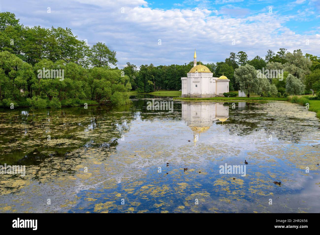 Tsarskoye Selo, San Pietroburgo, Russia – 7 luglio 2020: Il Padiglione del bagno turco e il Grande Stagno con anatre. Il Parco Catherine Foto Stock
