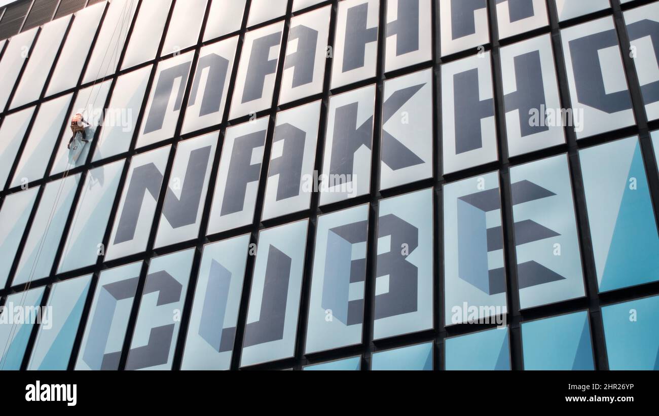 Vetro di pulizia del lavavetro sul CUBO di Mahanakhon Naradhiwas Rajanagarindra Road, Khwaeng Silom, Khet Bang Rak, Bangkok Thailandia Foto Stock