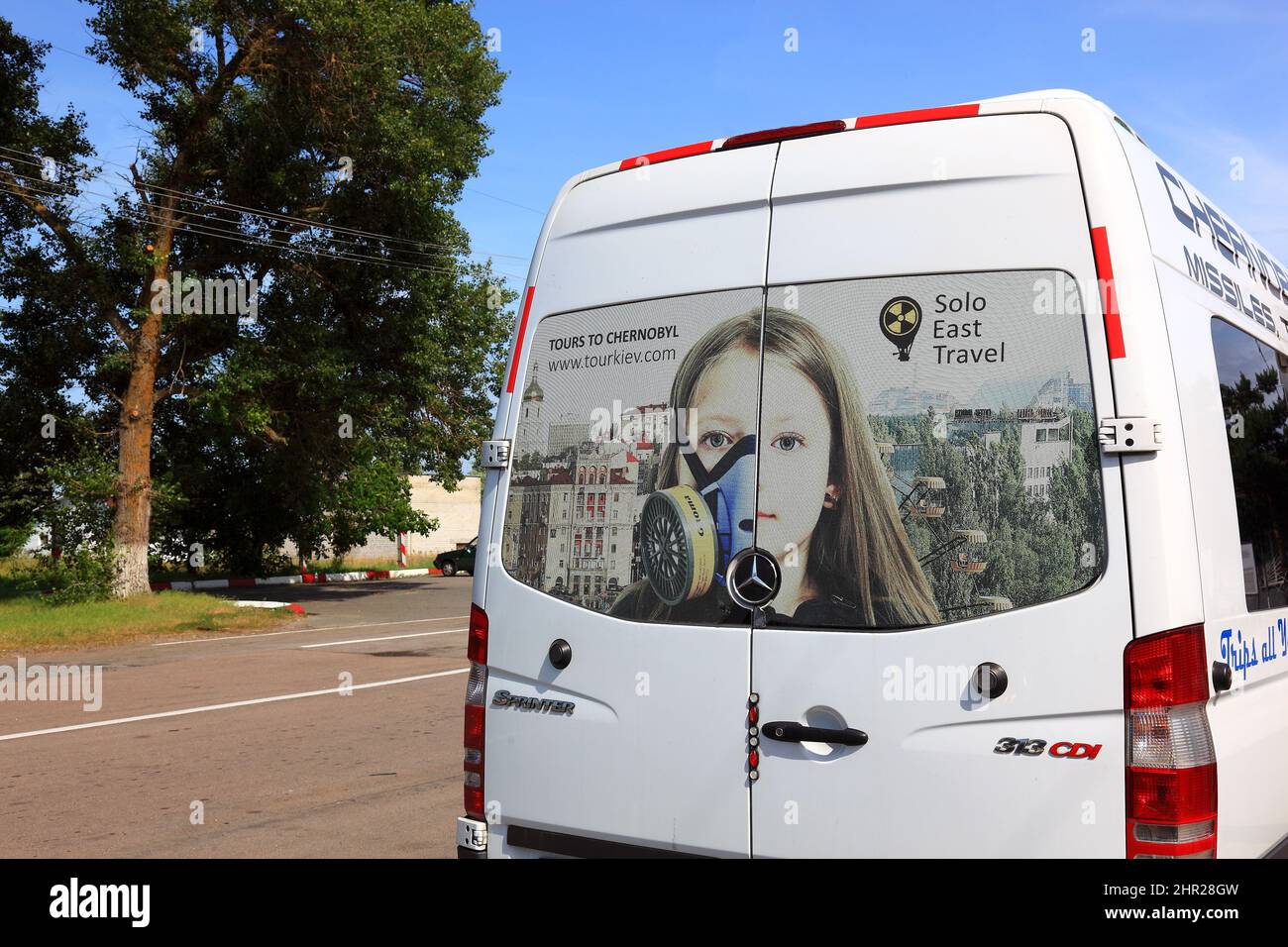 Ucraina, bambino con maschera protettiva del gas sul pullman, ingresso alla zona di barriera irradiata di Chernobyl e Pripyat, al checkpoint Foto Stock