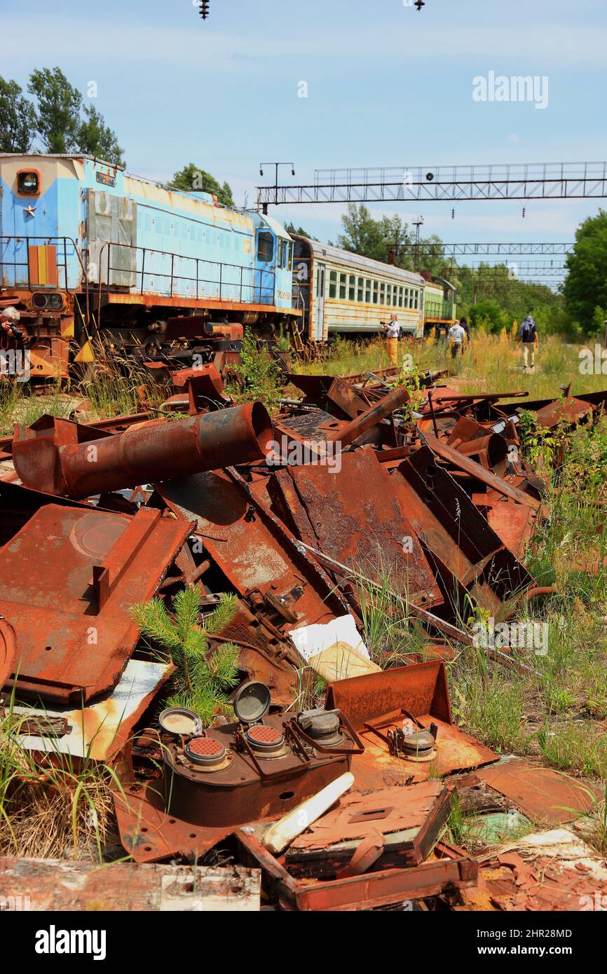 Ucraina, zona di sosta, locomotiva, carro e rottami di metallo sui terreni dell'ex stazione ferroviaria di Yaniv, ora nella zona inabitabile di 30 chilometri A. Foto Stock