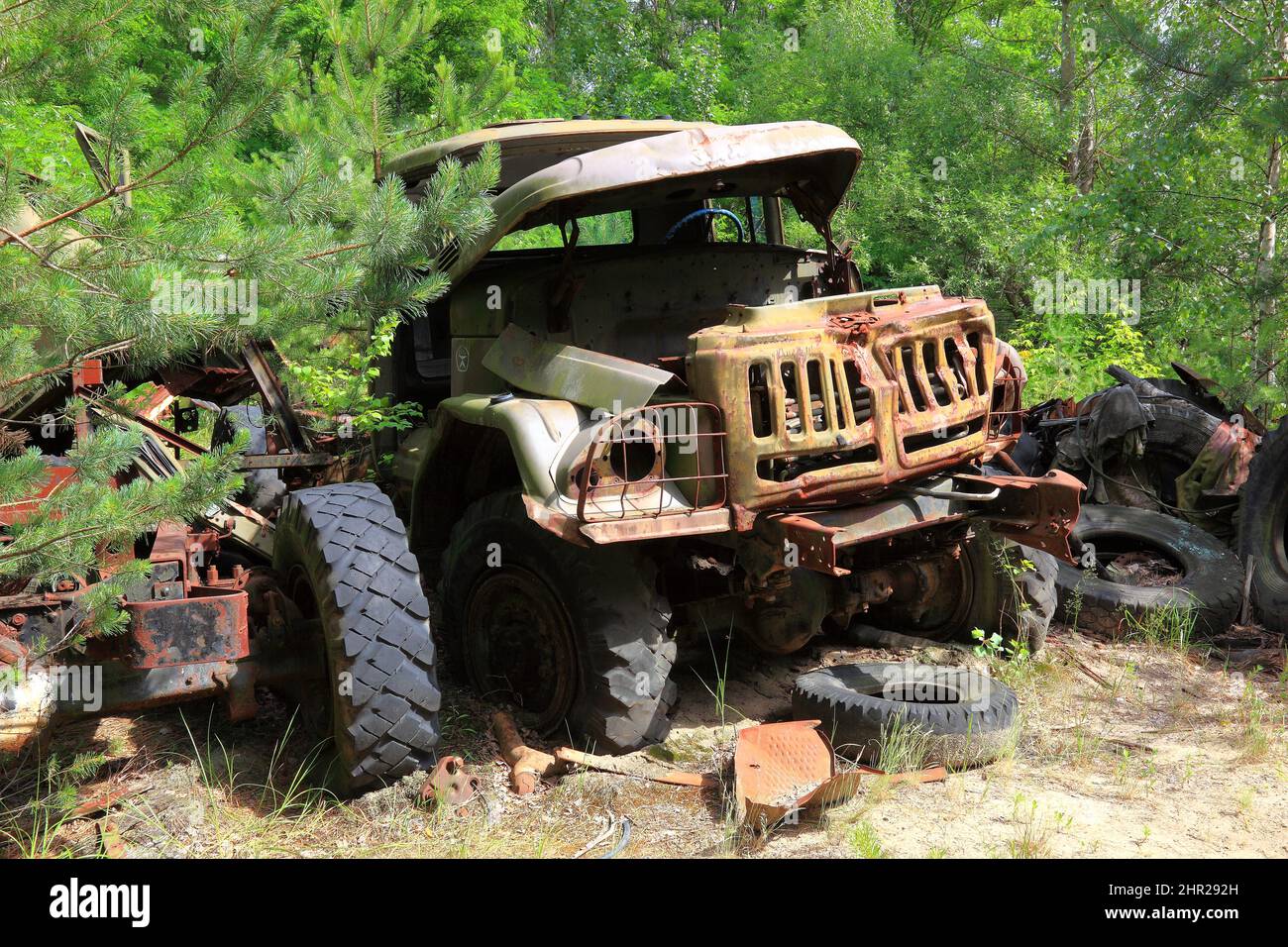 Ucraina, nella zona ristretta e inabitabile di 30 chilometri intorno alla centrale di Chernobyl e al campo di lavoro di Pripyat, Autorack e pneumatici da rottame Foto Stock