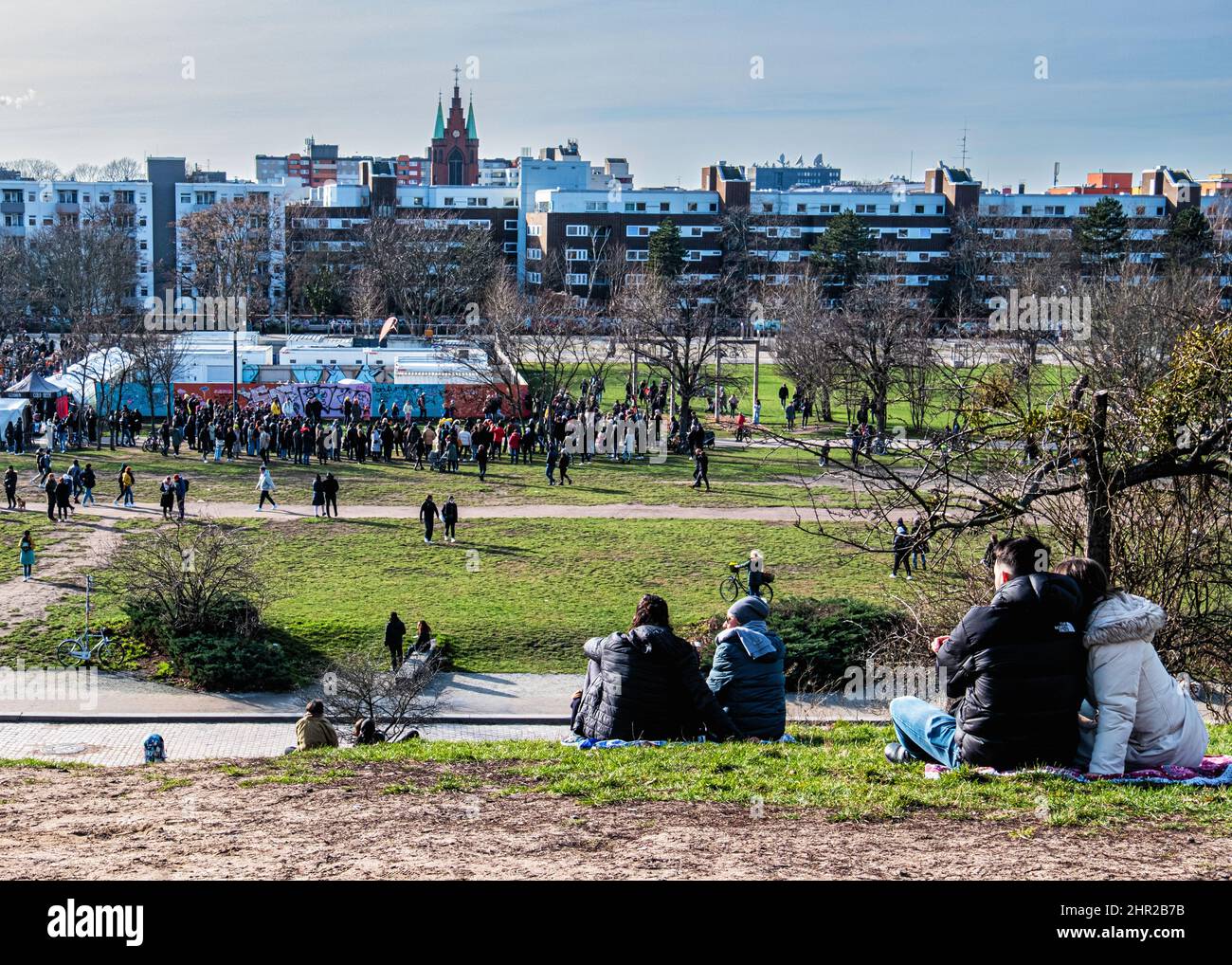 La gente gode il sole a Mauerpark, Prenzlauer Berg, Berlino. Parco pubblico sull'ex Muro di Berlino No-Man's Land Foto Stock