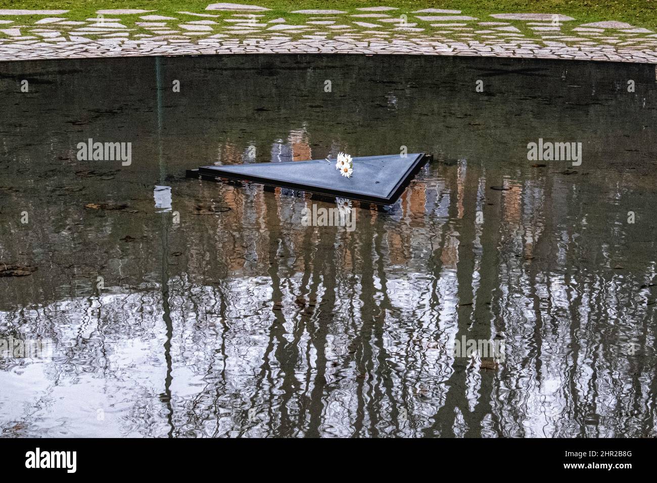 Omaggi floreali presso il monumento di Roma (Gypsy) Olocausto nazista vittime nel parco Tiergarten di Berlino Foto Stock