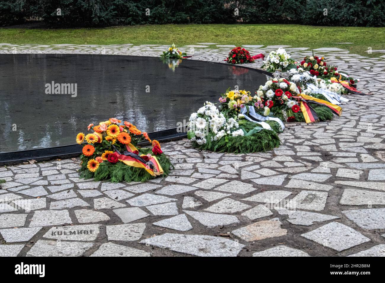 Omaggi floreali presso il monumento di Roma (Gypsy) Olocausto nazista vittime nel parco Tiergarten di Berlino Foto Stock